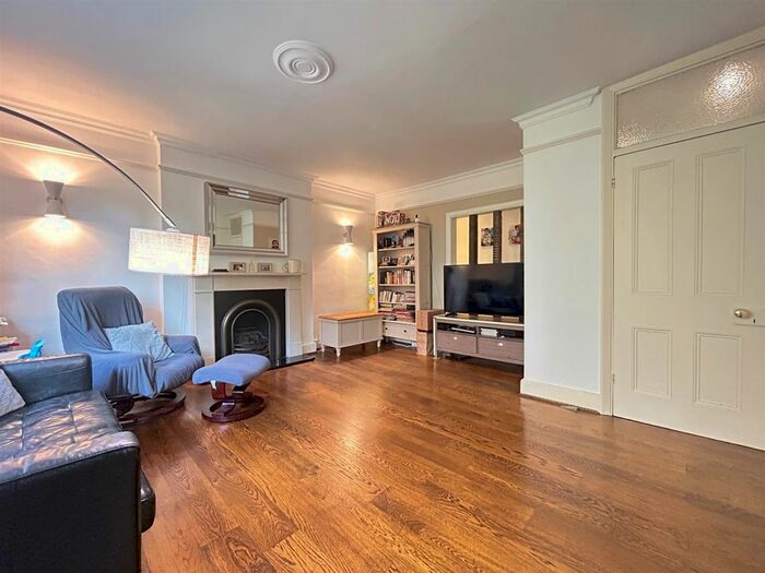 2 Bedroom Flat For Sale In Grosvenor Road, Chiswick, W4