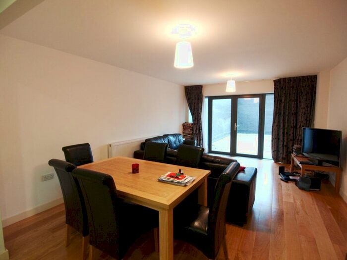 3 Bedroom Flat To Rent In Fiesta House, Seven Sisters Road, Finsbury Park, N4