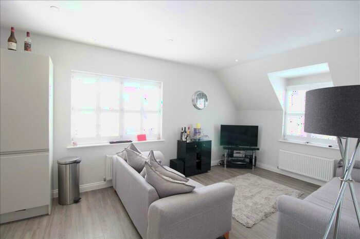 2 Bedroom Apartment To Rent In Albany Court, Leigh On Sea, SS9