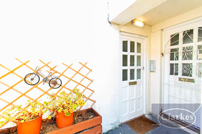 2 Bedroom Apartment For Sale In Bed Flat With Parking In Winton, BH9