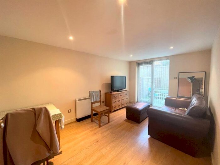 2 Bedroom Apartment To Rent In **&#pppw Excluding Bills** Ropewalk Court, Nottingham, NG1