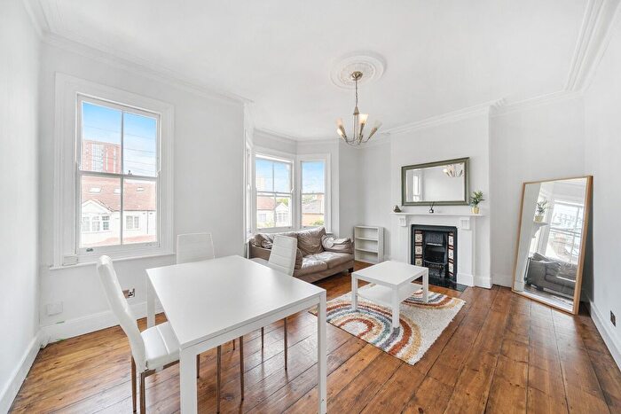 2 Bedroom Flat To Rent In Merton Road, London, SW18