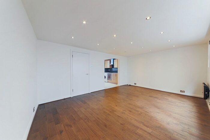 2 Bedroom Flat To Rent In Brewer Street, London, Greater London, Soho, W1F