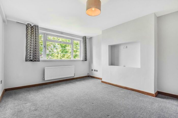 2 Bedroom Apartment To Rent In Park Road, Hampton Wick, KT1