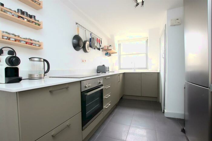 2 Bedroom Flat To Rent In Bennett Street, Bath, BA1