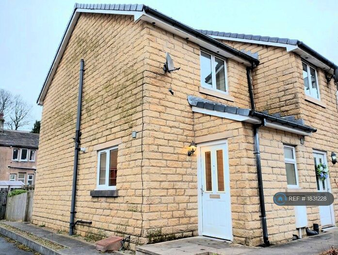 2 Bedroom End Of Terrace House To Rent In Blackwood Mews, Bacup, OL13