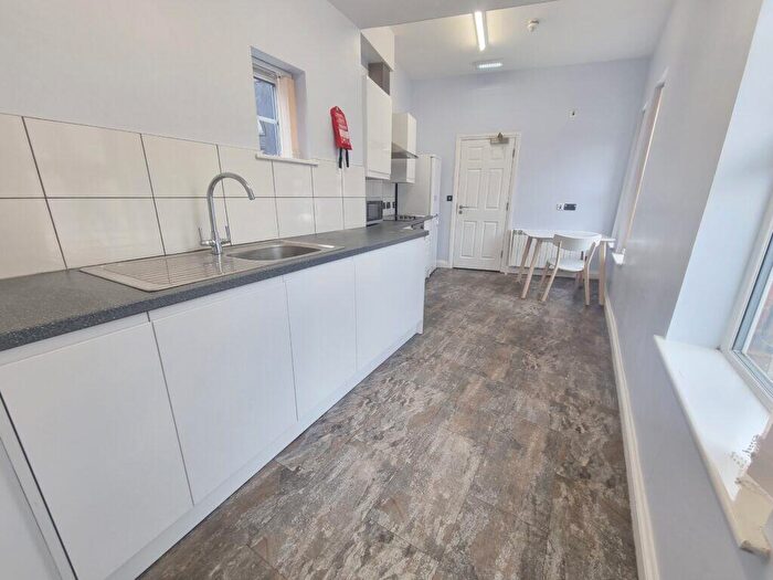 5 Bedroom Flat To Rent In - Bristol Road, Selly Oak, Birmingham, West Midlands, B29