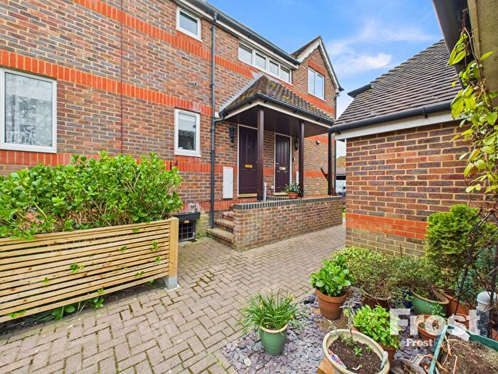 2 Bedroom Apartment For Sale In Straight Road, Old Windsor, Berkshire, SL4