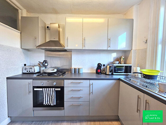 2 Bedroom Apartment To Rent In Kitchener Road, N2