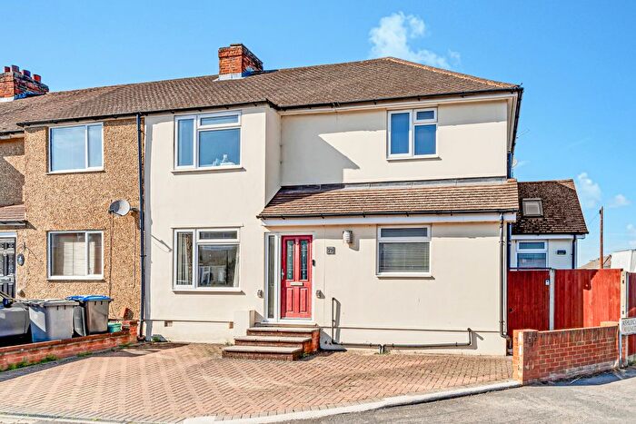 4 Bedroom End Of Terrace House For Sale In Warwick Avenue, Egham, TW20