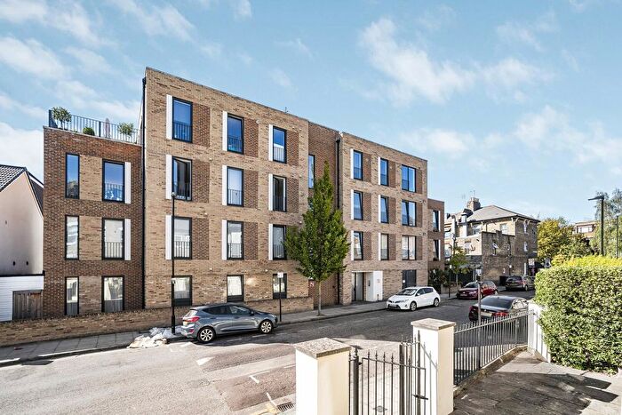 3 Bedroom Flat For Sale In Canning Crescent, London, N22