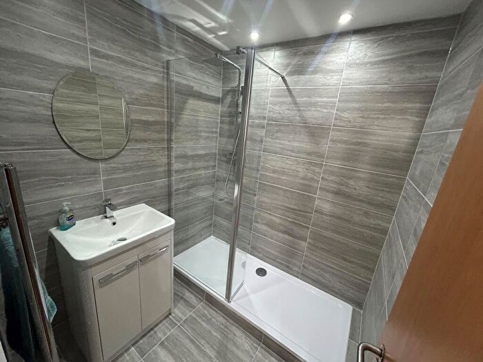 3 Bedroom Apartment To Rent In Adlington House, L3