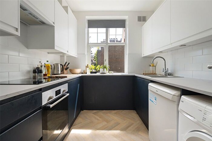 3 Bedroom Flat To Rent In Thorncliffe Court, Clapham Park, SW4