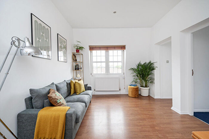 2 Bedroom Flat For Sale In Cambridge Court, Cambridge Heath Road, Bethnal Green, London, E2