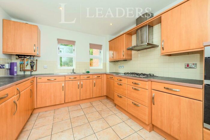 3 Bedroom Semi-Detached House To Rent In Napsbury Park, AL2