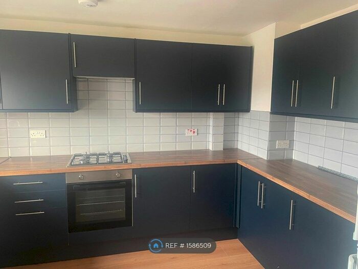3 Bedroom Flat To Rent In The Weymarks, London, N17