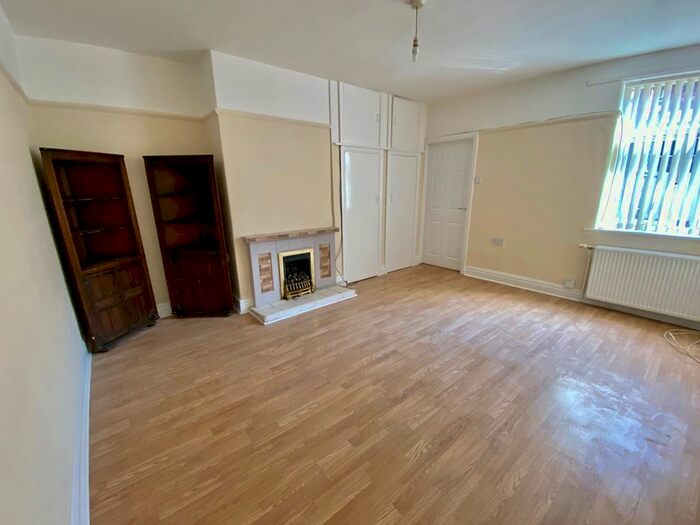 2 Bedroom Flat To Rent In Fern Dene Road, Bensham, Gateshead, Tyne &amp; Wear, NE8