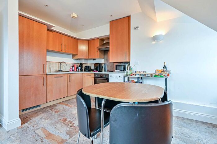 2 Bedroom Flat To Rent In Claremont Avenue, Woking, GU22