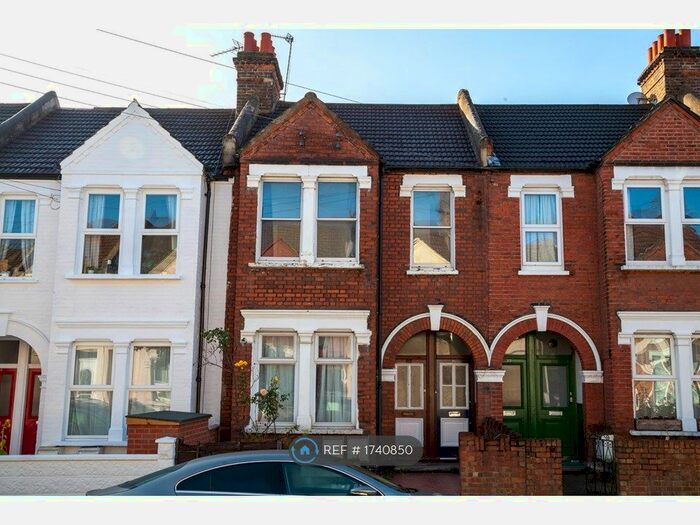 3 Bedroom Maisonette To Rent In Mellison Road, London, SW17