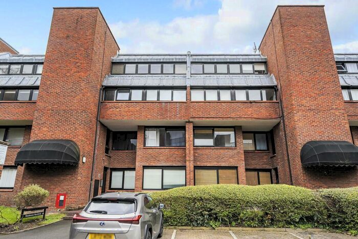 1 Bedroom Flat To Rent In Britten Close, Golders Green, London, NW11