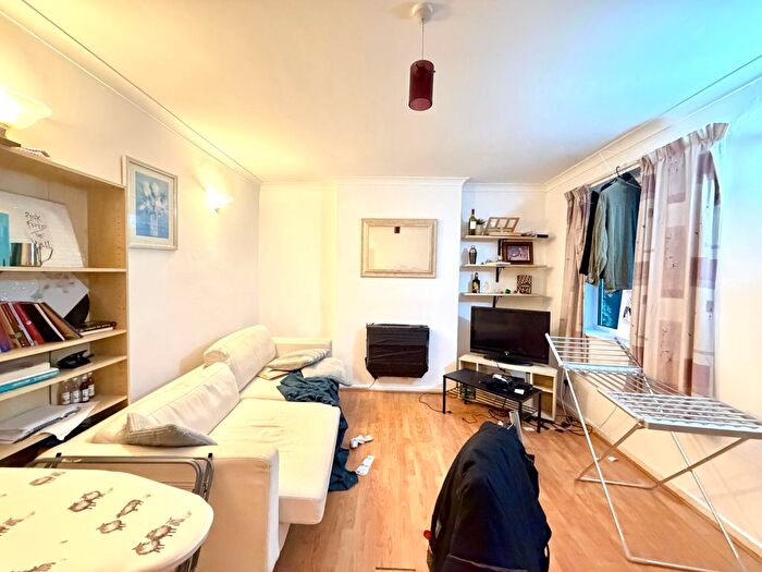 2 Bedroom Flat To Rent In Hermiston Court, Friern Park, London, N12