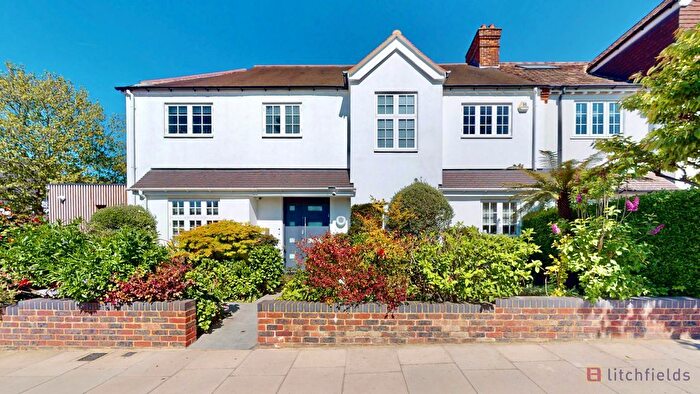 4 Bedroom Semi-detached House For Sale In Lanchester Road, Highgate, N6