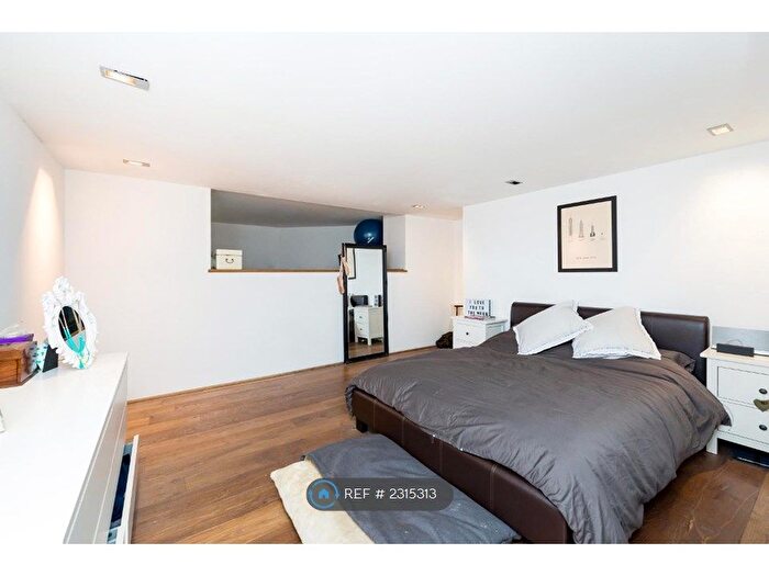 2 Bedroom Flat To Rent In Charles Square, London, N1