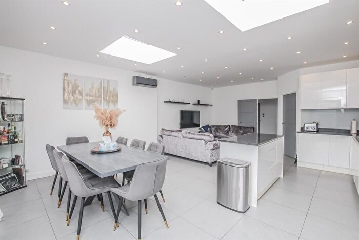 3 Bedroom Detached House To Rent In Hendale Avenue, Hendon, NW4