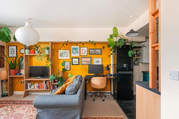 2 Bedroom Flat For Sale In Hudds Vale Road, St George, BS5