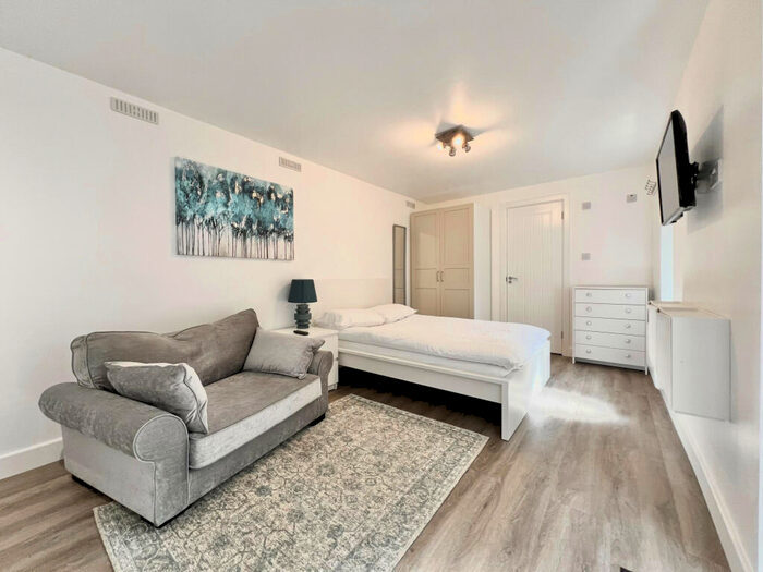 Studio To Rent In Lakenheath, Oakwood, N14