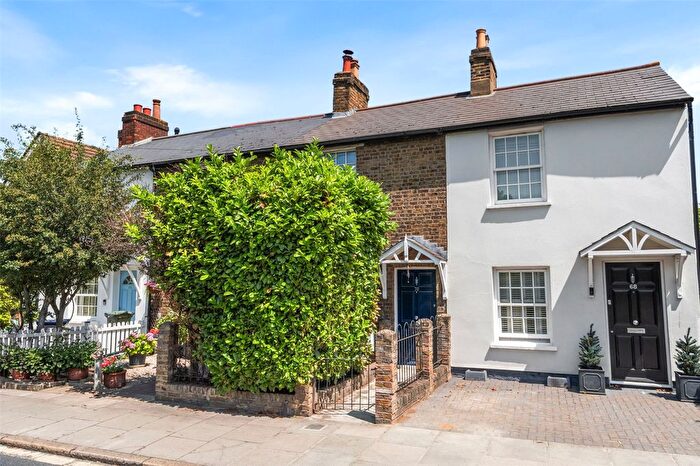 2 Bedroom Terraced House For Sale In Uxbridge Road, Hampton, TW12
