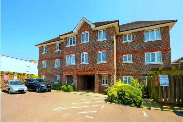 2 Bedroom Ground Flat To Rent In Farnburn Avenue Slough, SL1