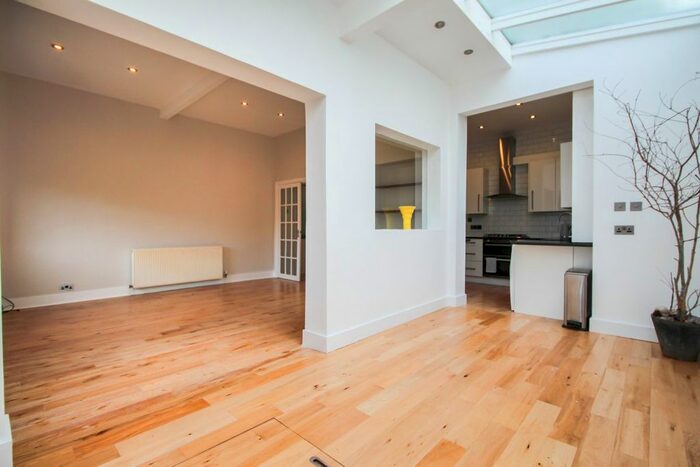 2 Bedroom Flat To Rent In Park Road, Barnet, EN5