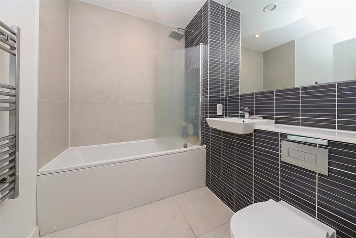 3 Bedroom Flat For Sale In Hornchurch Road, Uxbridge, UB10