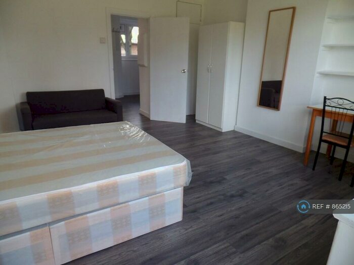 Studio To Rent In Spenlow House, London, SE16