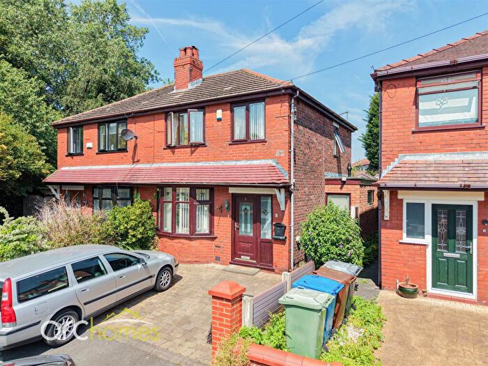 3 Bedroom Semi Detached House For Sale In Lynwood Grove, Atherton, Manchester, M46