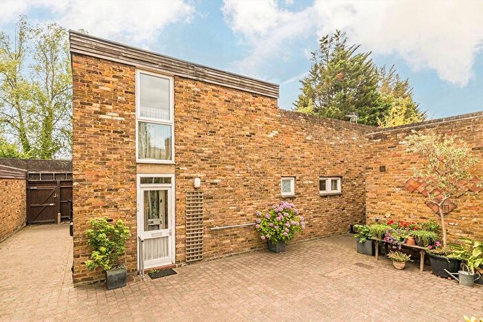 3 Bedroom Property For Sale In Fairacre, New Malden, KT3