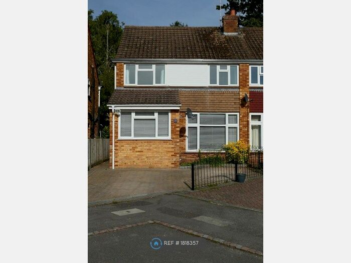 3 Bedroom Semi-Detached House To Rent In Lyon Road, Crowthorne, RG45