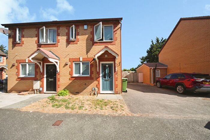 2 Bedroom Semi-Detached House For Sale In Simpson Close, Leagrave, Luton, LU4