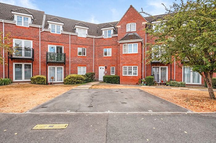2 Bedroom Flat For Sale In Hawthorne Close, Thatcham, Berkshire, RG18