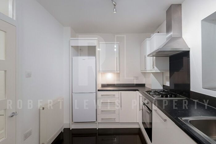 3 Bedroom Flat To Rent In Three Bedroom Apartment – Brookland Rise, London, NW11