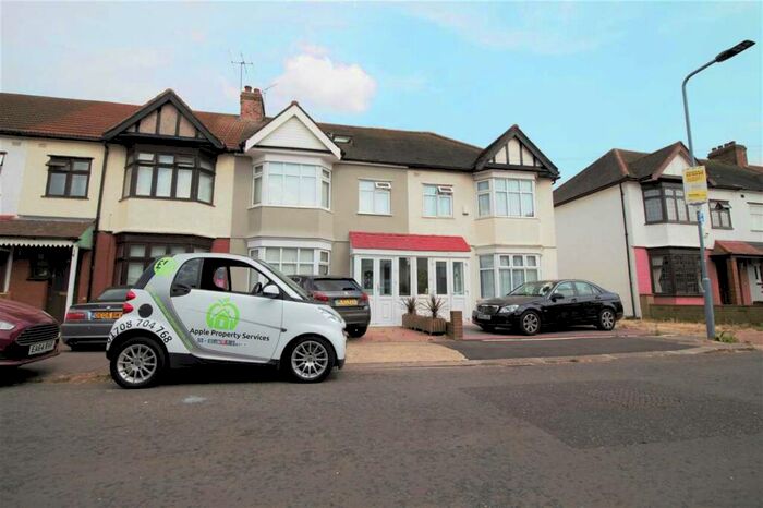 5 Bedroom Terraced House To Rent In Mansted Gardens, Romford, RM6