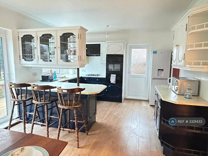 3 Bedroom Semi-Detached House To Rent In Alton Road, Luton, LU1