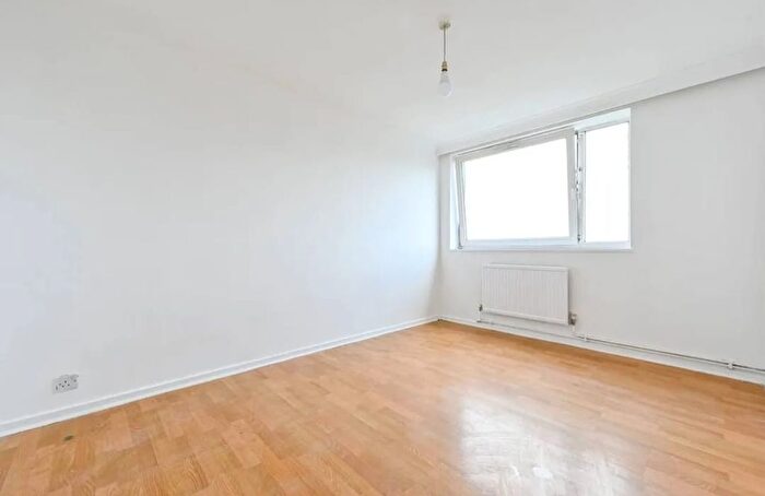 3 Bedroom Flat To Rent In St. Thomas's Square, London, E9