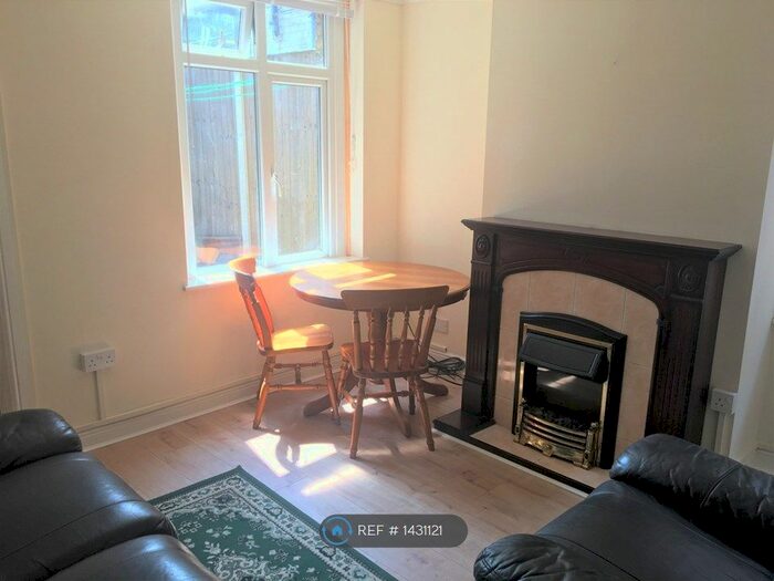 3 Bedroom Semi-Detached House To Rent In Bankside, Chelmsford, CM1
