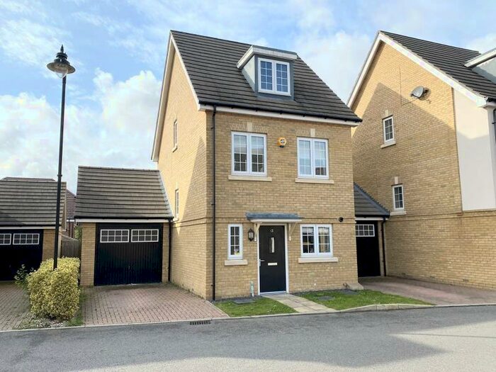 3 Bedroom Link Detached House To Rent In Knaphill, GU21