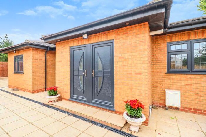 2 Bedroom Bungalow To Rent In North Park, Iver, SL0