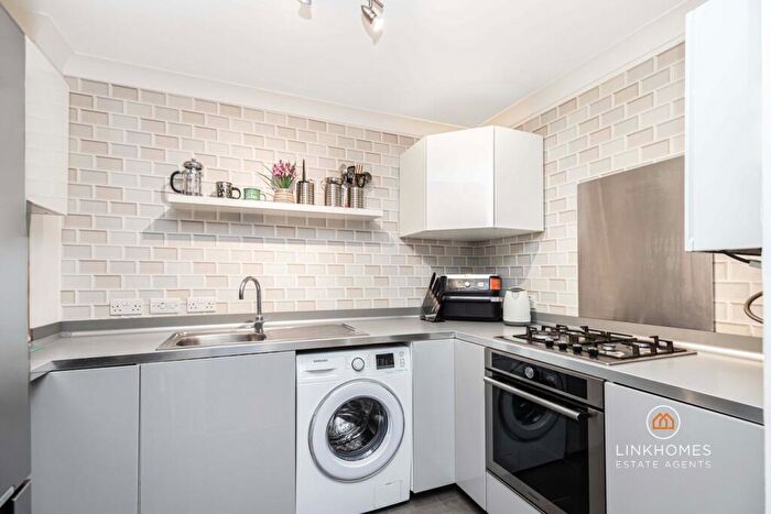 2 Bedroom Apartment For Sale In Ballam Grove, Poole, BH12