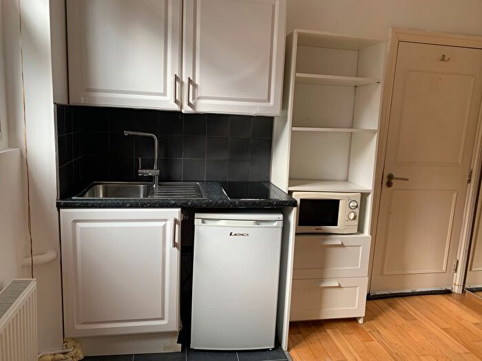 Studio To Rent In Chiswick High Road, London, W4