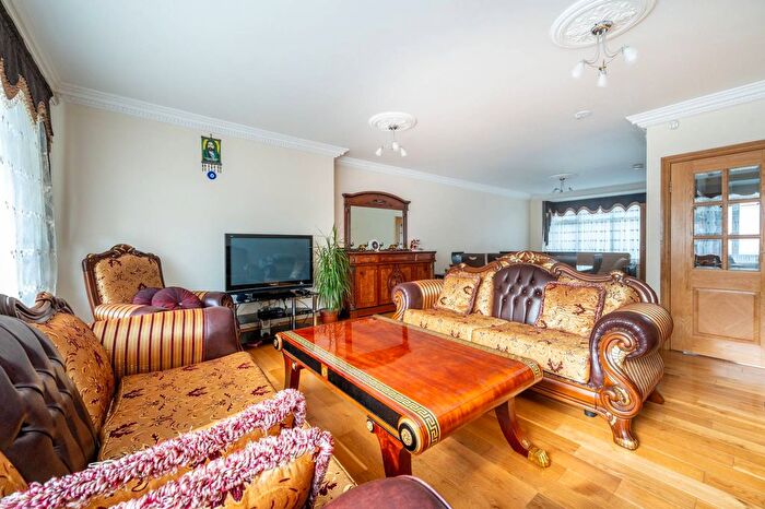 6 Bedroom Terraced House For Sale In Templeton Avenue, Chingford, London, E4